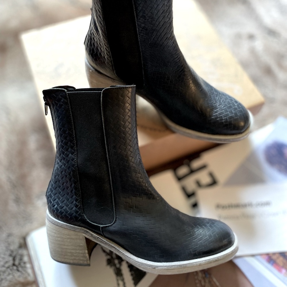 Free People Essential Chelsea Boots - Picture 12 of 15